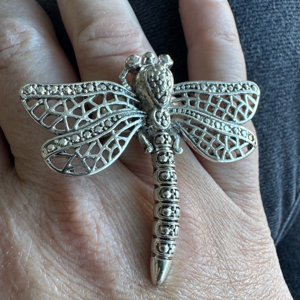 Silvertone elastic Dragonfly Statement Ring, fits size 7+  preowned